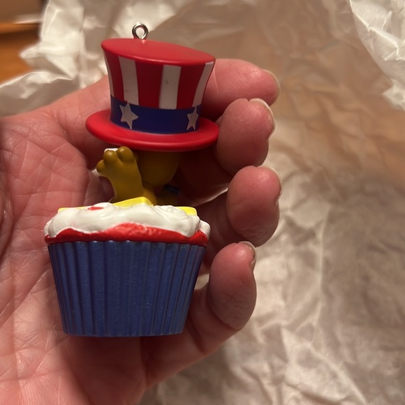 NIB Hallmark “Star-Spangled Bear” Keepsake Cupcake ornament. - Picture 8 of 10
